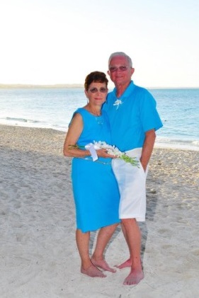 Fran e Ed Garguila estão casados há 52 anos e demonstram toda a sintonia de uma vida juntos usando roupas combinadas. A moda começou há alguns anos quando eles começaram a fazer aulas de dança. O neto de 17 anos é quem divulga as fotos dos looks do dia da família, já que todas as manhãs o avô lhe envia uma mensagem de texto desejando 'bom dia' com uma foto anexada. Fofo demais!