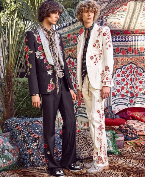 Ternos com aplicações florais da grife Roberto Cavalli