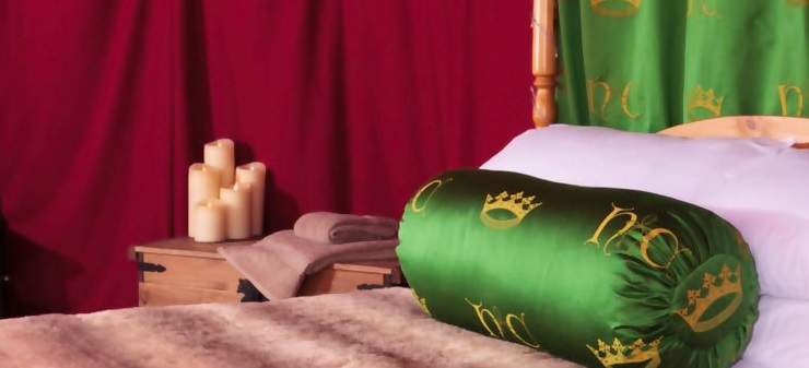 O castelo Leeds, na Inglaterra, é o prédio histórico mais visitado do país. Ele tem várias atrações e diversas opções de hospedagem de luxo. Entre elas, oito cabanas com decoração e clima que imitam a vida de um cavaleiro medieval. O espaço tem até uma área externa para fazer as refeições com móveis de época. Incrível!