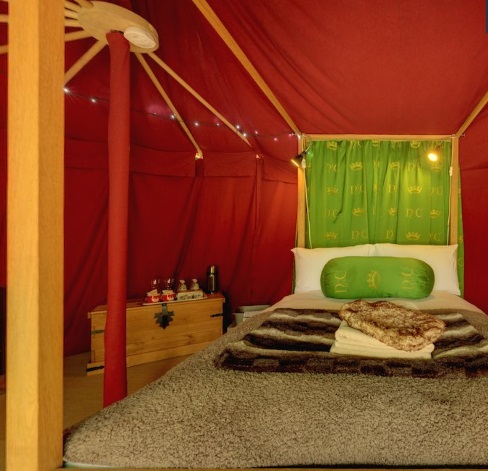 O castelo Leeds, na Inglaterra, é o prédio histórico mais visitado do país. Ele tem várias atrações e diversas opções de hospedagem de luxo. Entre elas, oito cabanas com decoração e clima que imitam a vida de um cavaleiro medieval. O espaço tem até uma área externa para fazer as refeições com móveis de época. Incrível!