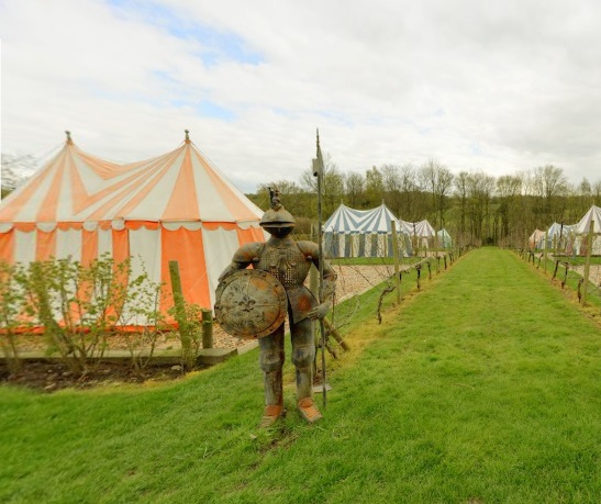 O castelo Leeds, na Inglaterra, é o prédio histórico mais visitado do país. Ele tem várias atrações e diversas opções de hospedagem de luxo. Entre elas, oito cabanas com decoração e clima que imitam a vida de um cavaleiro medieval. O espaço tem até uma área externa para fazer as refeições com móveis de época. Incrível!