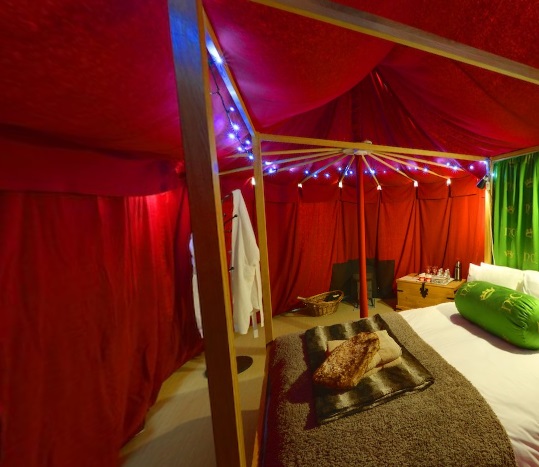 O castelo Leeds, na Inglaterra, é o prédio histórico mais visitado do país. Ele tem várias atrações e diversas opções de hospedagem de luxo. Entre elas, oito cabanas com decoração e clima que imitam a vida de um cavaleiro medieval. O espaço tem até uma área externa para fazer as refeições com móveis de época. Incrível!