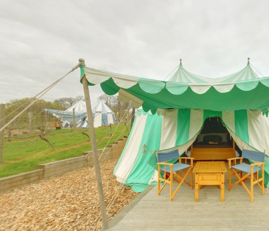 O castelo Leeds, na Inglaterra, é o prédio histórico mais visitado do país. Ele tem várias atrações e diversas opções de hospedagem de luxo. Entre elas, oito cabanas com decoração e clima que imitam a vida de um cavaleiro medieval. O espaço tem até uma área externa para fazer as refeições com móveis de época. Incrível!