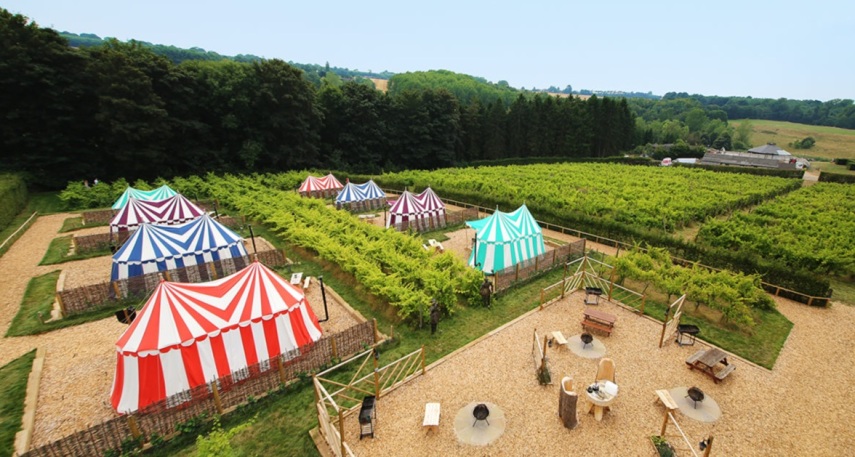 O castelo Leeds, na Inglaterra, é o prédio histórico mais visitado do país. Ele tem várias atrações e diversas opções de hospedagem de luxo. Entre elas, oito cabanas com decoração e clima que imitam a vida de um cavaleiro medieval. O espaço tem até uma área externa para fazer as refeições com móveis de época. Incrível!