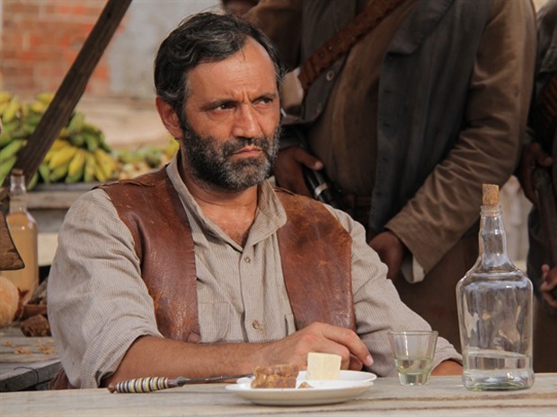 Exibido na TV como série, o filme 'Gonzaga, de Pai para Filho' foi onde Domingos viveu o Coronel Raimundo