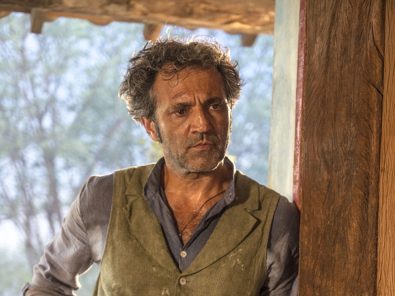 Na sua segunda novela das 21h, a primeira como protagonista, Domingos Montagner vivia o retirante Santo, grande herói da história. Ele tinha 54 anos e chegava ao seu oitavo na televisão