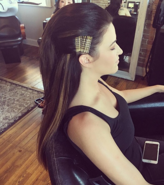 Confira maneiras divertidas, criativas e prátias de usar grampos aparentes no cabelo