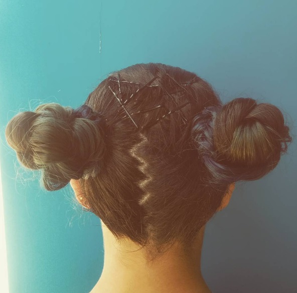 Confira maneiras divertidas, criativas e prátias de usar grampos aparentes no cabelo