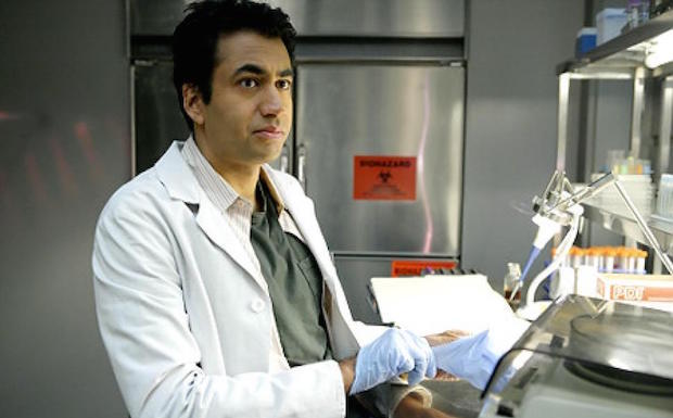 Em 2009, Kal Penn decidiu aceitar trabalhar para a Barack Obama na Casa Branca, mas para isso   precisou largar o seu papel como Dr. Lawrence Kutner em House. Os produtores e roteiristas da   série entenderam e fizeram o personagem cometer suicídio no final da quinta temporada. 
