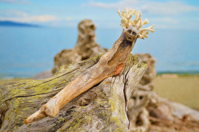 Canadense faz esculturas com troncos e elementos da natureza