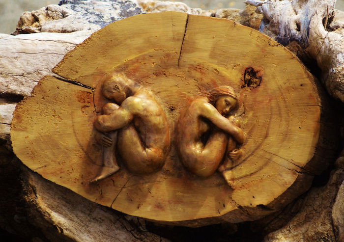 Canadense faz esculturas com troncos e elementos da natureza