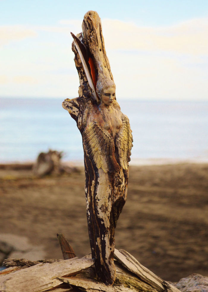 Canadense faz esculturas com troncos e elementos da natureza