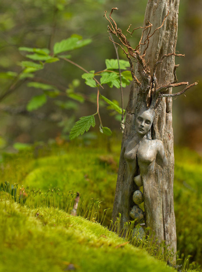 Canadense faz esculturas com troncos e elementos da natureza