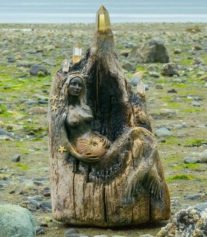 Canadense faz esculturas com troncos e elementos da natureza