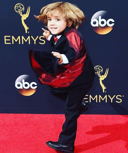 Jeremy Maguire, ator de cinco anos que interpreta o Joe de 'Modern Family', brilhou com sua capa vermelha na cerimônia de premiação, nos Estados Unidos