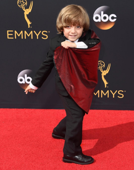 Jeremy Maguire, ator de cinco anos que interpreta o Joe de 'Modern Family', brilhou com sua capa vermelha na cerimônia de premiação, nos Estados Unidos