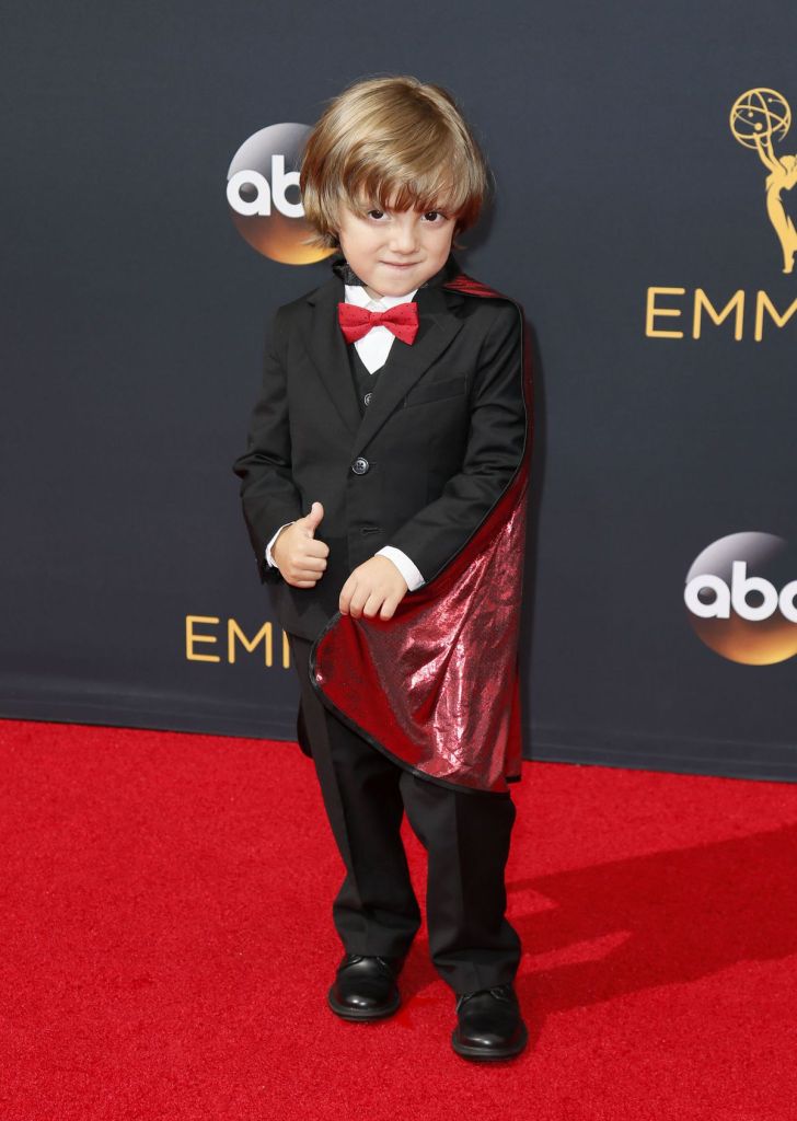 Jeremy Maguire, ator de cinco anos que interpreta o Joe de 'Modern Family', brilhou com sua capa vermelha na cerimônia de premiação, nos Estados Unidos