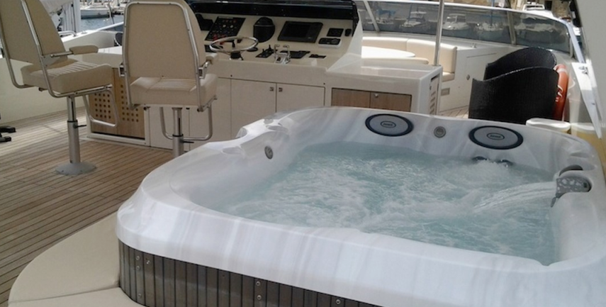 Apesar de ter cinco cabines, este iate aluga apenas uma para os visitantes. Localizado em Malta, ilha na Europa, ele tem diária por 93 libras (R$ 403)
