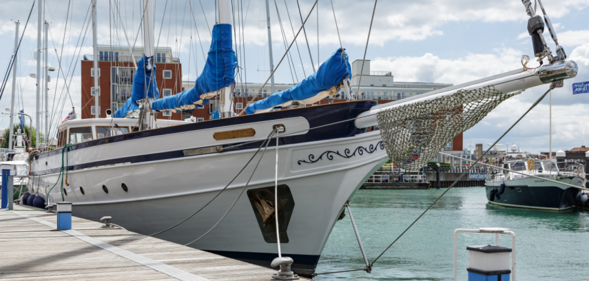 Este iate fica em Portsmouth, no Reino Unido. Tem capacidade para receber nove pessoas com diária por 995 libras (R$ 4.328)