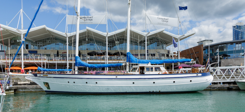 Este iate fica em Portsmouth, no Reino Unido. Tem capacidade para receber nove pessoas com diária por 995 libras (R$ 4.328)