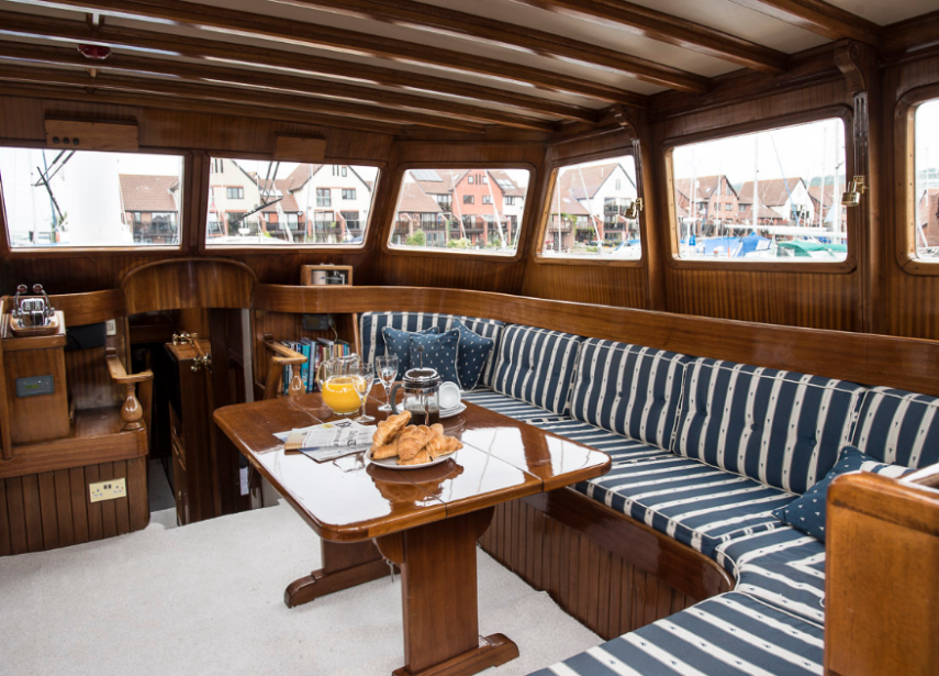 Este iate fica em Portsmouth, no Reino Unido. Tem capacidade para receber nove pessoas com diária por 995 libras (R$ 4.328)