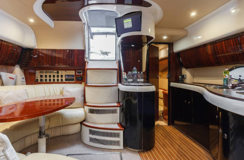Iate de luxo que fica em Southampton, na Inglaterra. Capacidade para quatro pesssoas com diária por 140 libras (R$ 607)