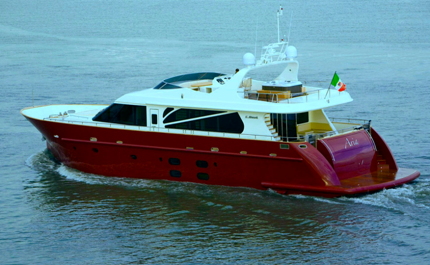 Apesar de ter cinco cabines, este iate aluga apenas uma para os visitantes. Localizado em Malta, ilha na Europa, ele tem diária por 93 libras (R$ 403)