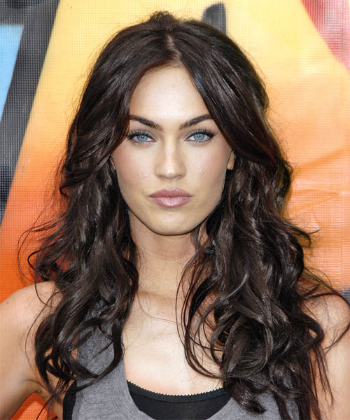A atriz Megan Fox tem pavor de papel. Ela compara a sensação de tocar uma folha de papel com aquela agonia da unha riscar o quadro-negro, sabe? Credo!