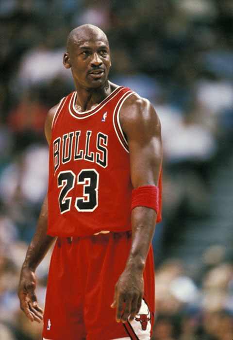 O astro do basquete Michael Jordan tem medo do mar. Pular sete ondas na virada do ano? Jamais.