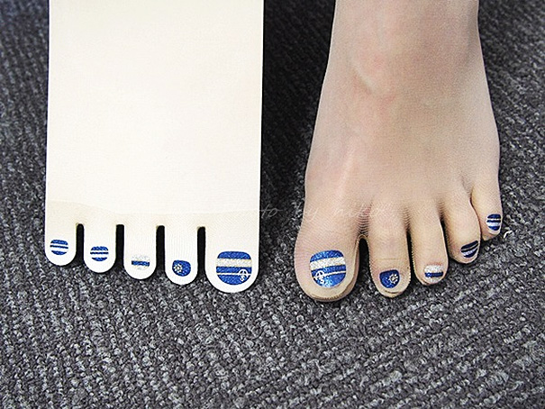 Japoneses inventam meia fina que tem desenhos estrategicamente localizados nas unhas dos dedos dos pés. Você usaria?