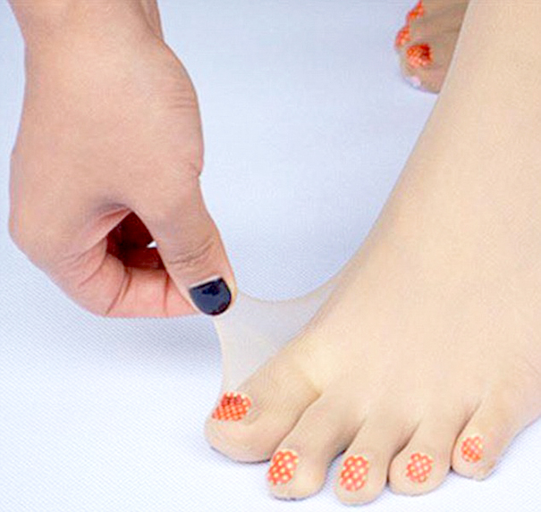 Japoneses inventam meia fina que tem desenhos estrategicamente localizados nas unhas dos dedos dos pés. Você usaria?