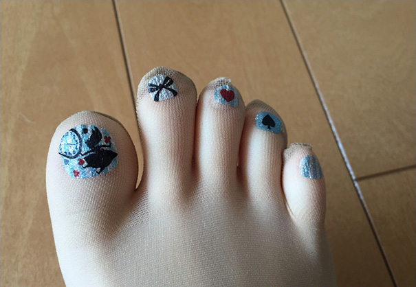 Japoneses inventam meia fina que tem desenhos estrategicamente localizados nas unhas dos dedos dos pés. Você usaria?