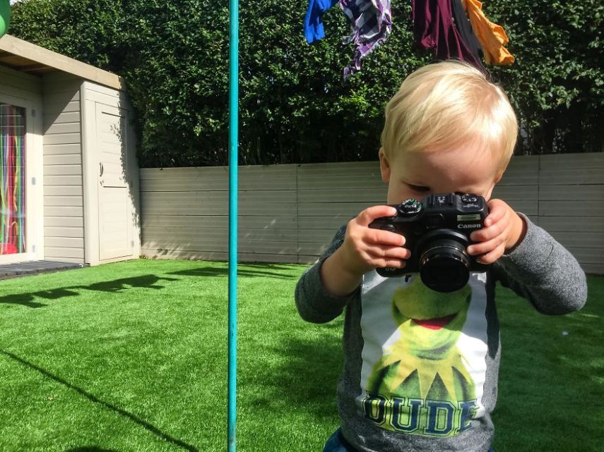 Um pai deu uma câmera antiga ao seu filho de 1 ano e sete meses e o resultado é impressionante