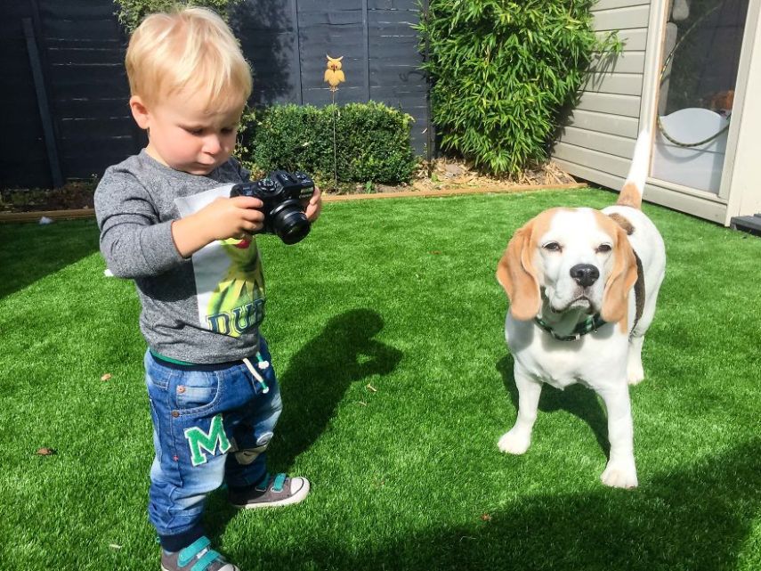 Um pai deu uma câmera antiga ao seu filho de 1 ano e sete meses e o resultado é impressionante