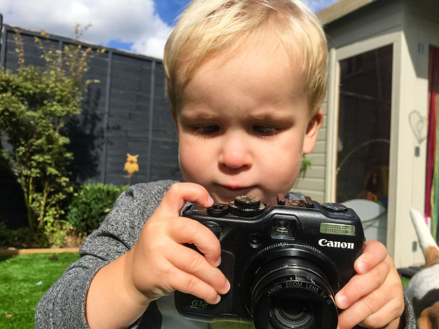 Um pai deu uma câmera antiga ao seu filho de 1 ano e sete meses e o resultado é impressionante