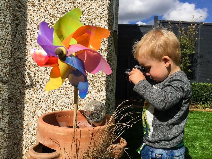 Um pai deu uma câmera antiga ao seu filho de 1 ano e sete meses e o resultado é impressionante