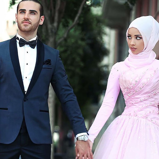 Site reuniu imagens de noivas tradicionais usando hijab no dia do casamento