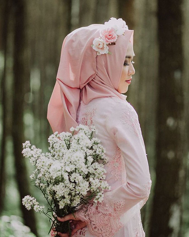 Site reuniu imagens de noivas tradicionais usando hijab no dia do casamento