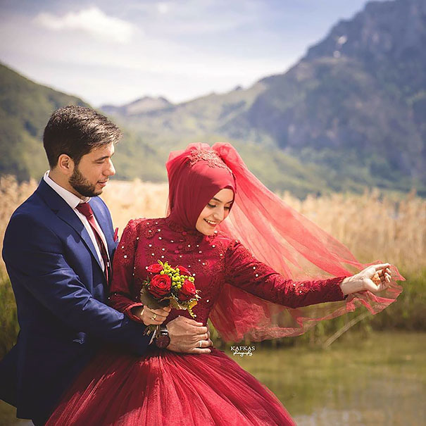 Site reuniu imagens de noivas tradicionais usando hijab no dia do casamento