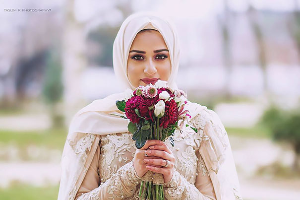 Site reuniu imagens de noivas tradicionais usando hijab no dia do casamento