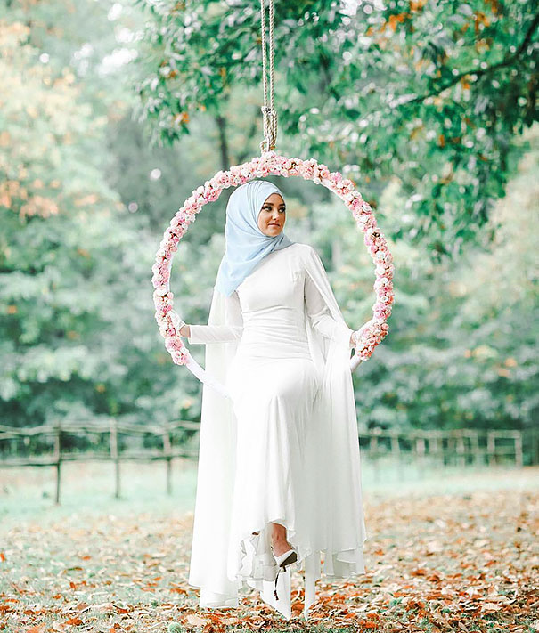 Site reuniu imagens de noivas tradicionais usando hijab no dia do casamento