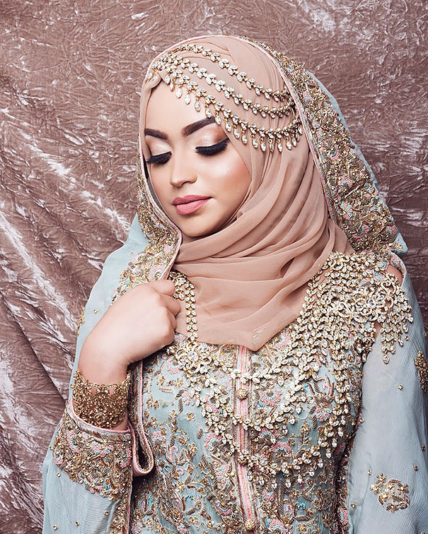 Site reuniu imagens de noivas tradicionais usando hijab no dia do casamento