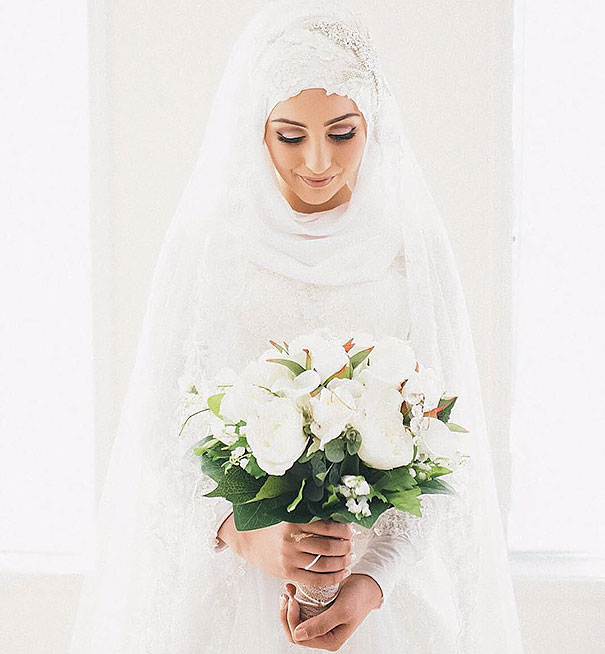 Site reuniu imagens de noivas tradicionais usando hijab no dia do casamento