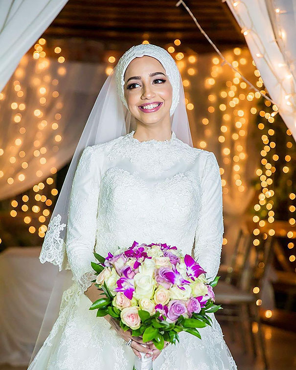 Site reuniu imagens de noivas tradicionais usando hijab no dia do casamento