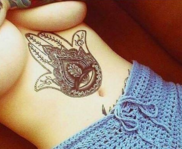 Tatuar entre os seios é a nova moda nos estúdios de tatuagem
