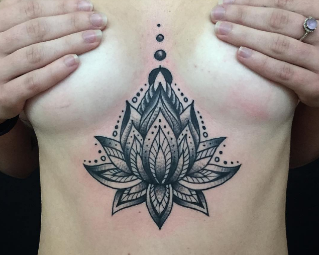Tatuar entre os seios é a nova moda nos estúdios de tatuagem