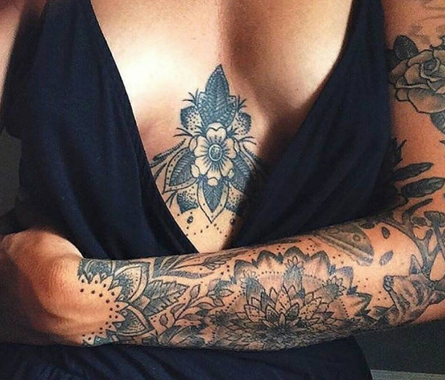 Tatuar entre os seios é a nova moda nos estúdios de tatuagem