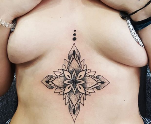 Tatuar entre os seios é a nova moda nos estúdios de tatuagem