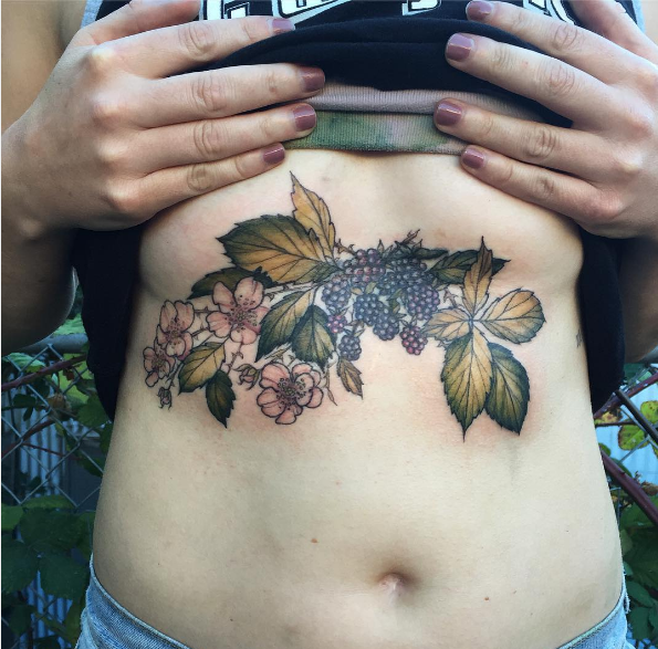 Tatuar entre os seios é a nova moda nos estúdios de tatuagem