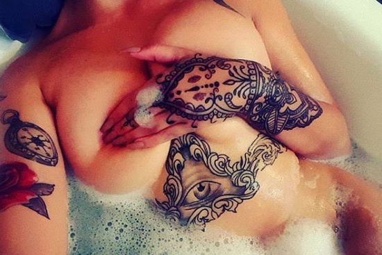 Tatuar entre os seios é a nova moda nos estúdios de tatuagem